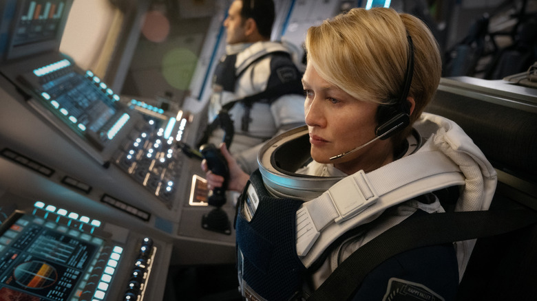 Celia Boyd pilotant un vaisseau spatial sur Mars dans For All Mankind
