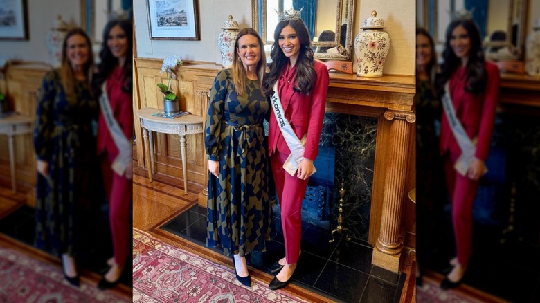 Sarah Huckabee Sanders debout à côté d'une femme en costume rouge avec une couronne et une ceinture de concours