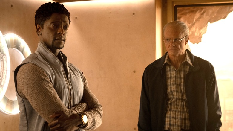 Ed Baldwin regarde avec colère Dev Ayesa dans son complexe martien dans For All Mankind