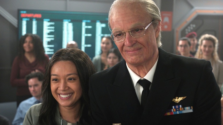 Ed et Kelly Baldwin souriants lors d'une cérémonie sur Mars dans For All Mankind