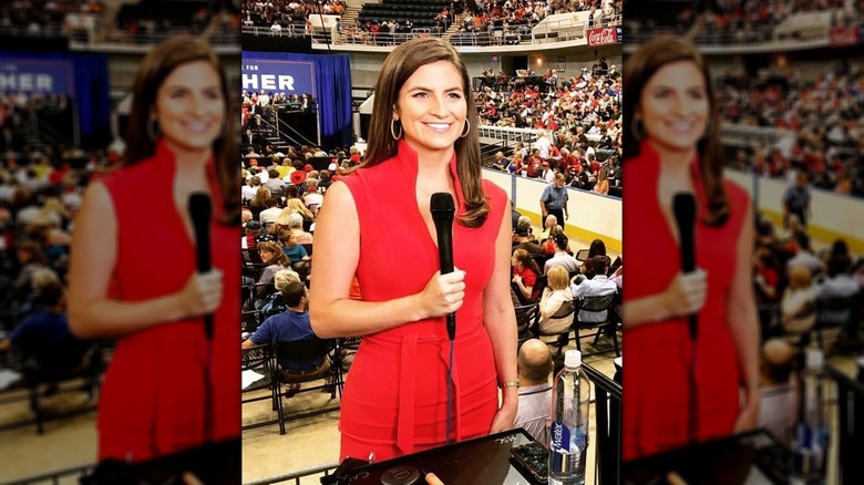 Kaitlan Collins sur le plateau, tenant un micro, en 2017