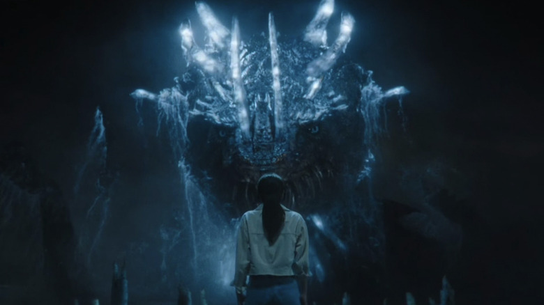 Titan X émergeant devant Cate à Santa Soledad dans Monarch : Legacy of Monsters saison 2