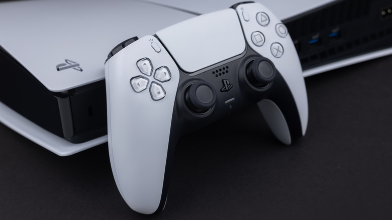 Une console et une manette PlayStation