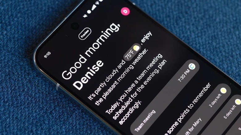Smartphone Google Pixel 10 affichant la fonctionnalité Daily Hub de Magic Cue à l'écran