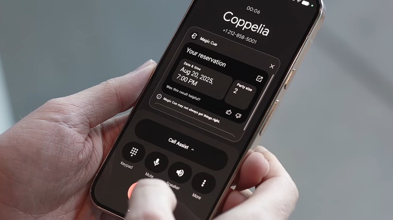 Smartphone Pixel 10 affichant les détails de la réservation à l'écran lors d'un appel téléphonique