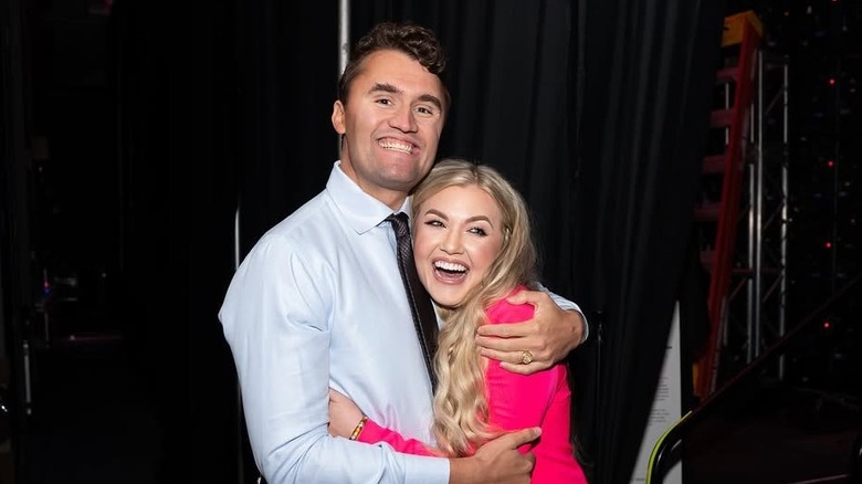 Charlie Kirk et Erika Kirk sourient en s'embrassant