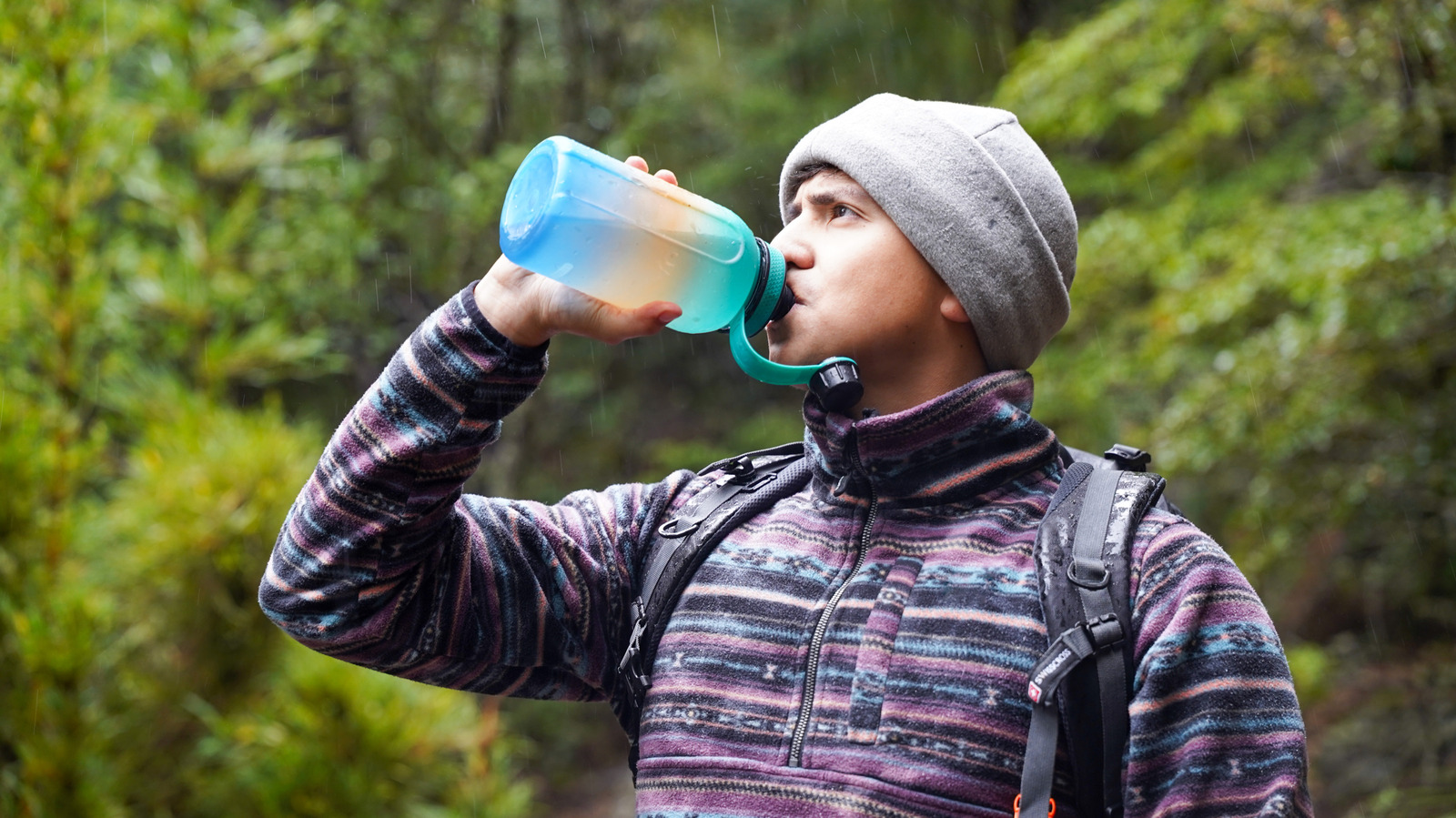 Pourquoi les médecins avertissent les campeurs de ne jamais boire d'eau de pluie