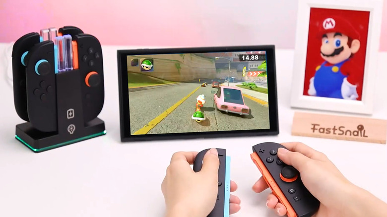 Une station de chargement Joy-Con Switch 2 à côté d'un Switch 2.