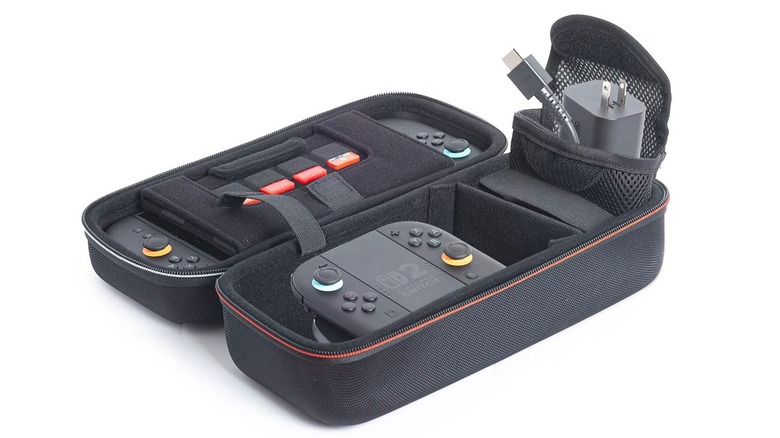 Étui NS230 Switch 2 de RDS Industries contenant une console, des cartes de jeu et des accessoires.