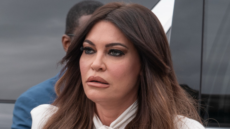 Kimberly Guilfoyle fronçant les sourcils en février 2026