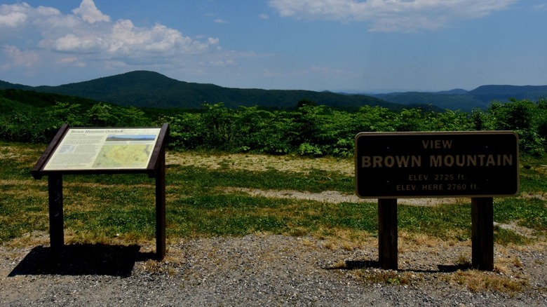 Vue sur Brown Mountain avec les panneaux indiquant la montagne et le point de vue