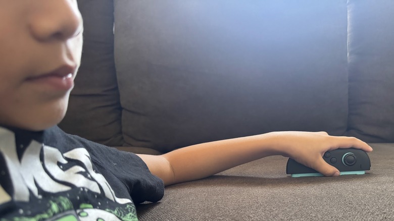 Un enfant utilise une manette Joy-Con 2 en mode souris