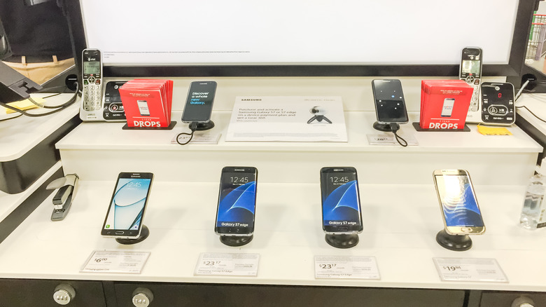 Appareils Samsung Galaxy Edge exposés chez Costco