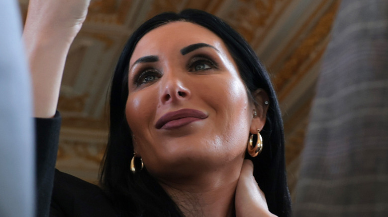 Laura Loomer prend une photo