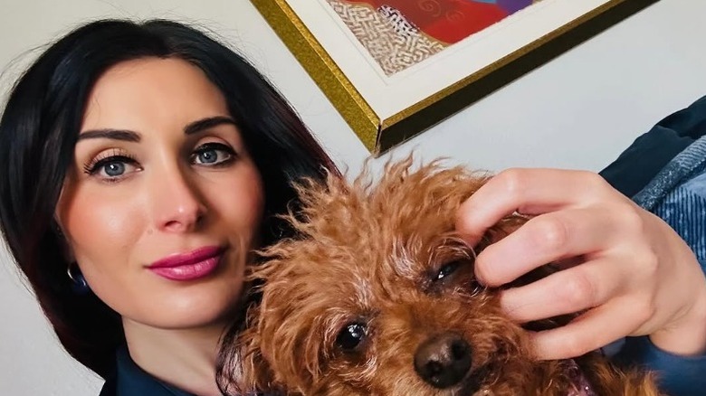 Laura Loomer avec son chien