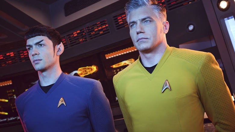Spock et Pike sont au garde-à-vous dans Star Trek : Strange New Worlds