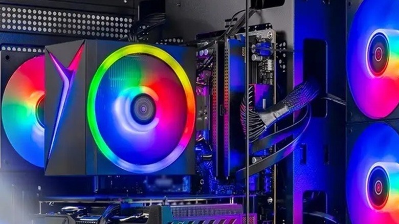 Gros plan des composants intérieurs du bureau de jeu Skytech Crystal