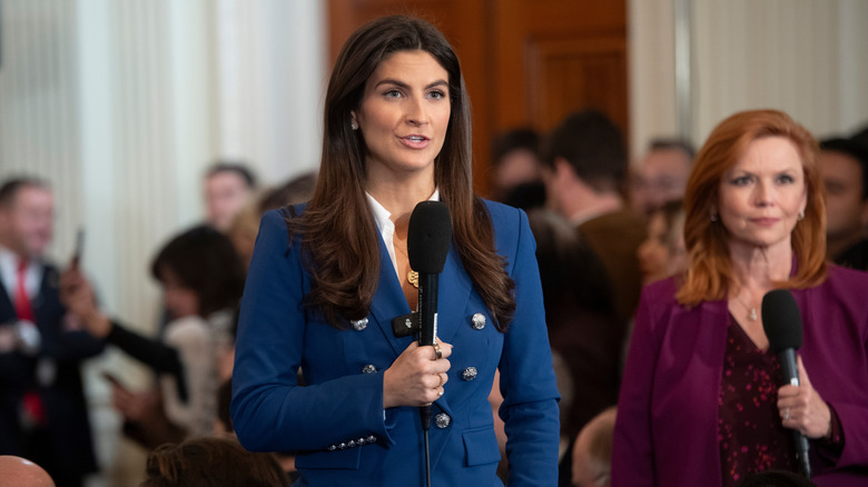 Kaitlan Collins s'exprime devant le Premier ministre Benjamin Netanyahu et le président Donald Trump lors d'une conférence de presse en février 2025.