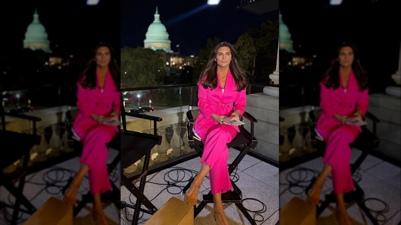 Kaitlan Collins portant un tailleur-pantalon rose vif alors qu'elle était assise dehors à Washington en octobre 2025