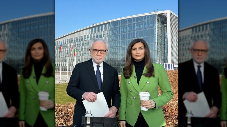 Kaitlan Collins et Wolf Blitzer côte à côte à l'extérieur en mars 2022