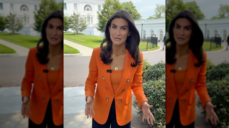 Kaitlan Collins vêtue d'un orange vif et debout dehors à Washington DC en juin 2025