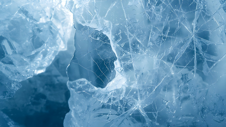 Une grande couche de glace traversée par la lumière.