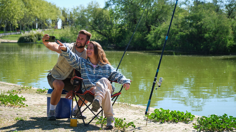 Couple pêchant au bord de la rivière