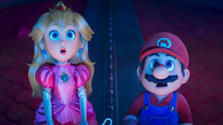 Anya Taylor-Joy dans le rôle de la princesse Peach et Chris Pratt dans le rôle de Mario regardant avec choc quelque chose hors écran dans Le film Super Mario Galaxy