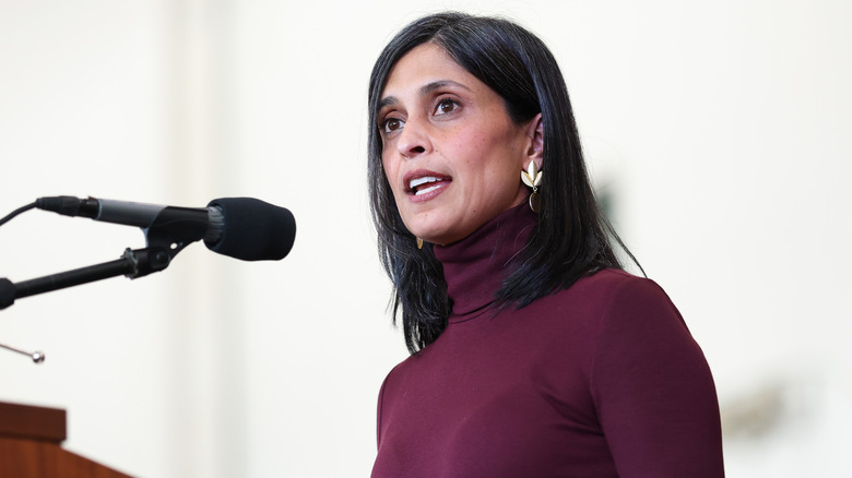 Usha Vance s'exprimant sur un podium