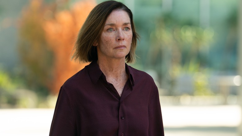 Sinatra a l'air sombre alors qu'elle regarde au loin dans Paradise