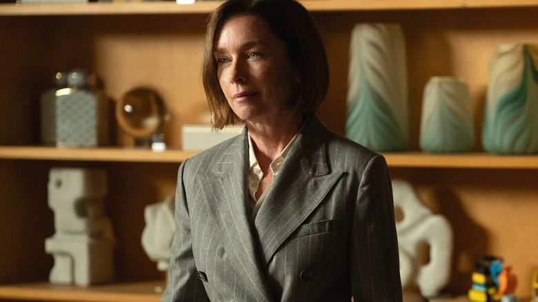 Sinatra sourit en parlant au Dr Torabi hors écran dans Paradise