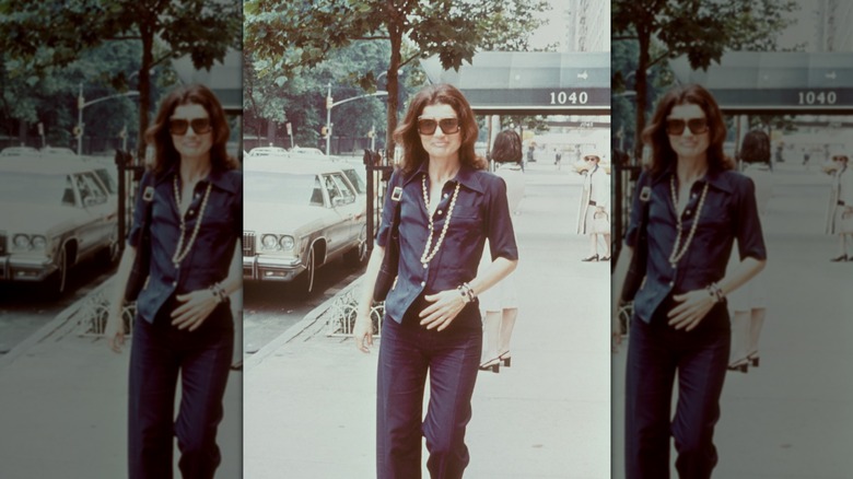 Jacqueline Kennedy Onassis marchant dans les rues de New York ; vers 1970