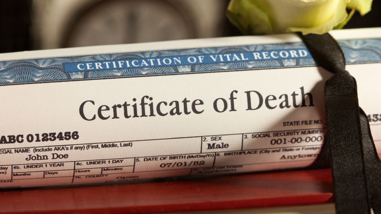 un agent médico-légal en tenue complète de protection contre les matières dangereuses prend une photo d'une scène de crime