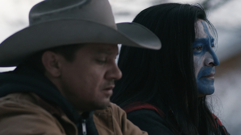 Cory Lambert de Jeremy Renner se trouve à côté de Martin Hanson de Gil Birmingham à Wind River