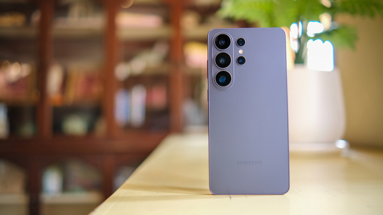 Un Samsung Galaxy S26 Ultra gris sur une table