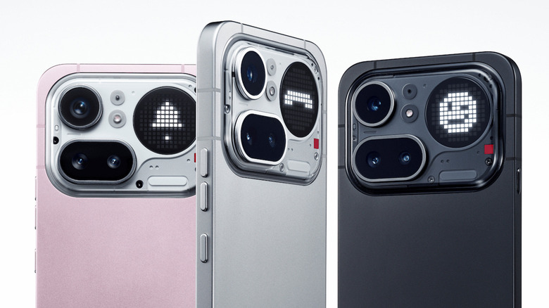 Trois téléphones Nothing Phone 4(a) Pro en rose, argent et noir sur fond blanc