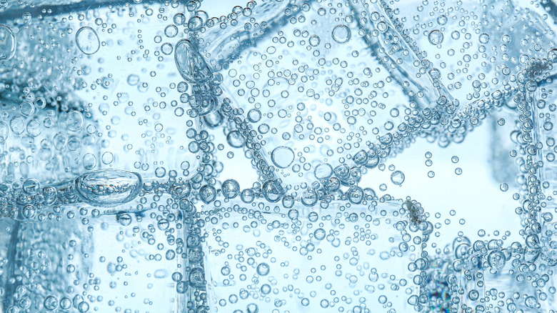 Eau gazeuse avec glaçons