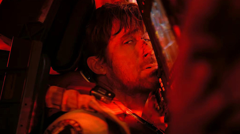 Ryan Gosling dans le rôle de Ryland Grace, la tête écrasée contre une console d'ordinateur dans Project Hail Mary