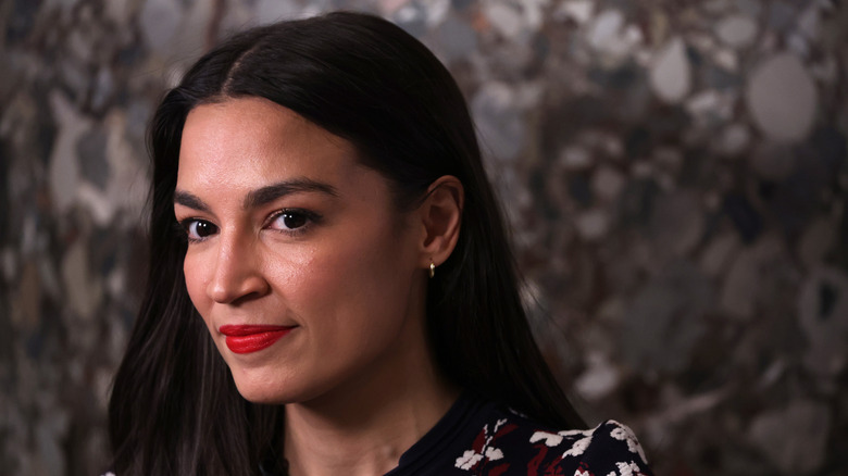 Alexandria Ocasio-Cortez avant une interview télévisée au Capitole américain