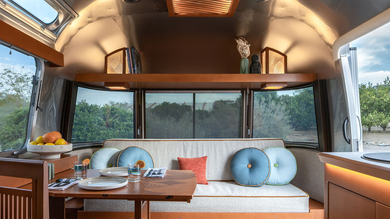 L'intérieur de l'Usonian Airstream.