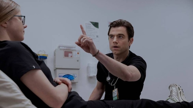 Langdon effectue un examen de la vue sur Mel dans The Pitt