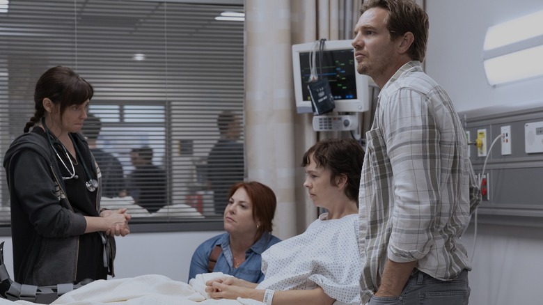 Cassie Lena Roxie et Paul dans la chambre d'hôpital de Roxie sur The Pitt