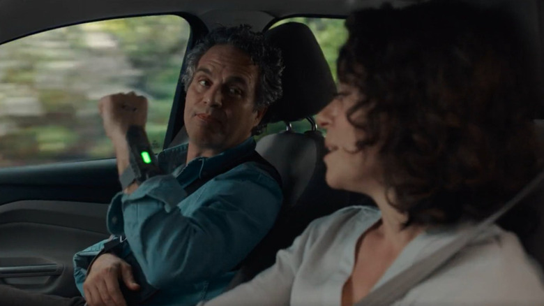 Mark Ruffalo dans le rôle de Bruce Banner exhibant un appareil sur son bras à côté de Tatiana Maslany dans le rôle de Jennifer Walters dans She-Hulk : Attorney At Law