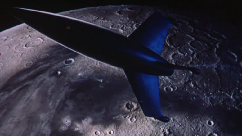 Une fusée en orbite autour de la Lune dans Destination Moon