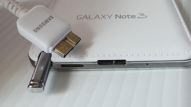Un câble Samsung USB 3.0 Micro-B à côté d'un appareil Galaxy Note 3.
