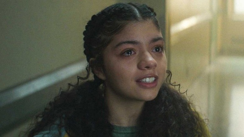 Angela del Toro (Camila Rodriguez) souriante, les larmes aux yeux dans Daredevil : Born Again saison 2