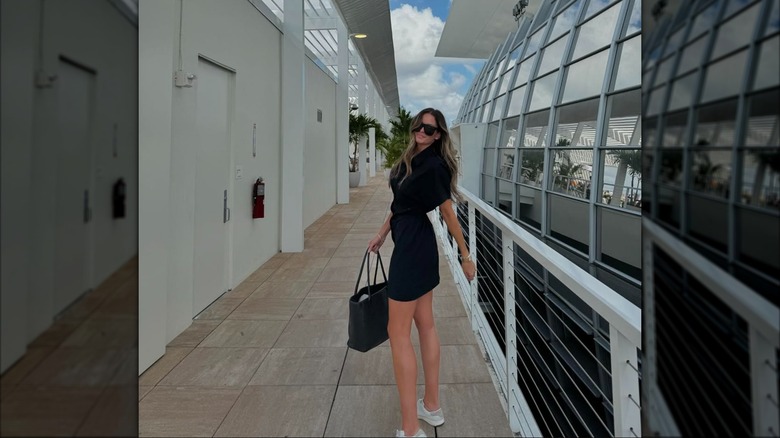Margo Martin en robe noire et baskets blanches sur Instagram
