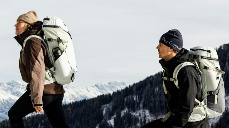 Randonneurs portant leurs sacs à dos Yeti Skala.