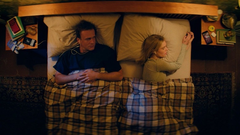 Dan et Lisa ont l'air tristes au lit dans Over Your Dead Body