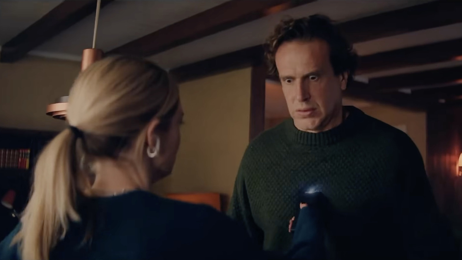 Over Your Dead Body Review : Samara Weaving et Jason Segel livrent un chaos conjugal hilarant et sanglant